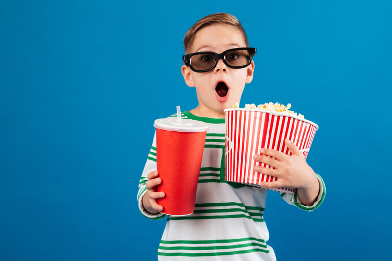 niño pequeño con palomitas 