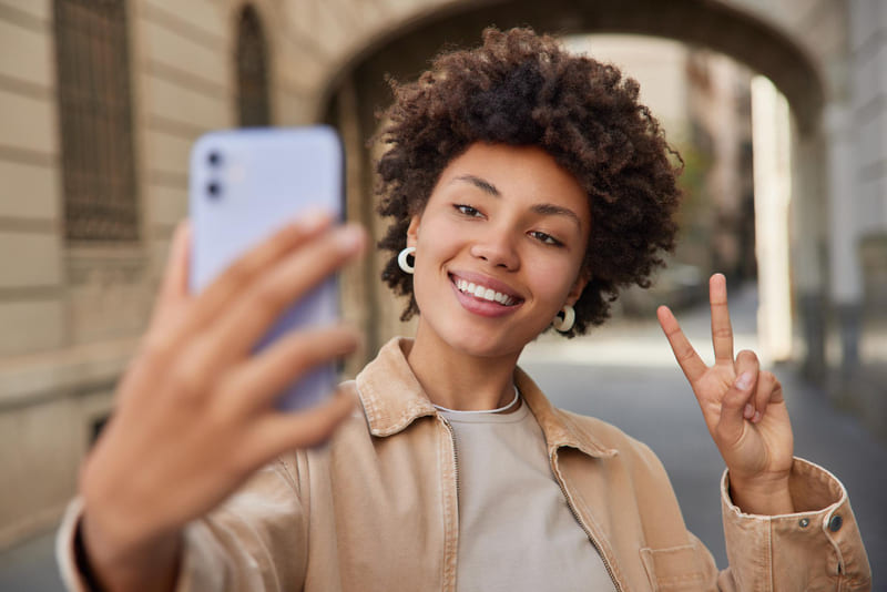 mujer joven viajando roaming